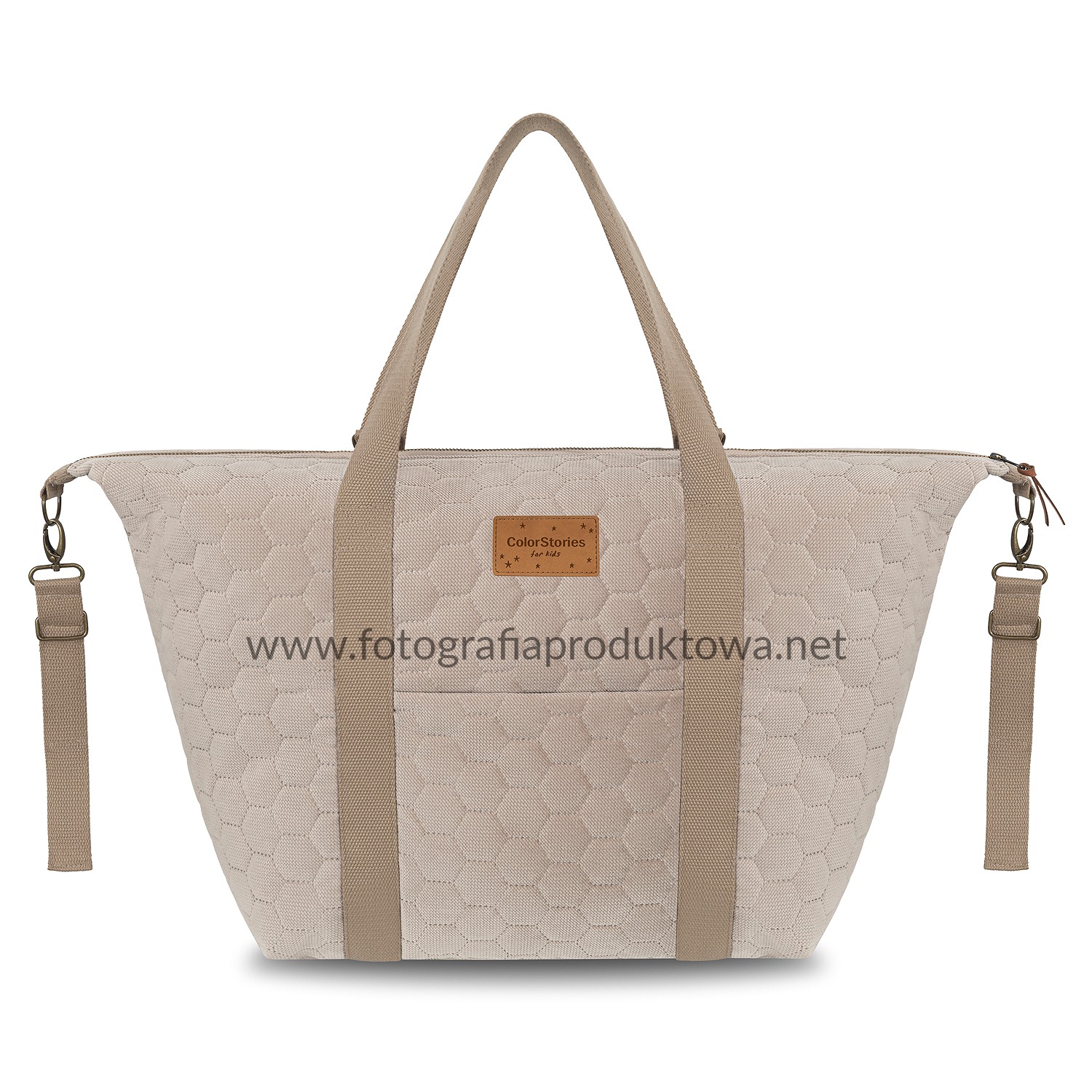 Beżowa, pikowana torba z brązowymi uchwytami i paskami, z logo 'ColorStories for kids' i adresem www.fotografiaproduktowa.net na białym tle.