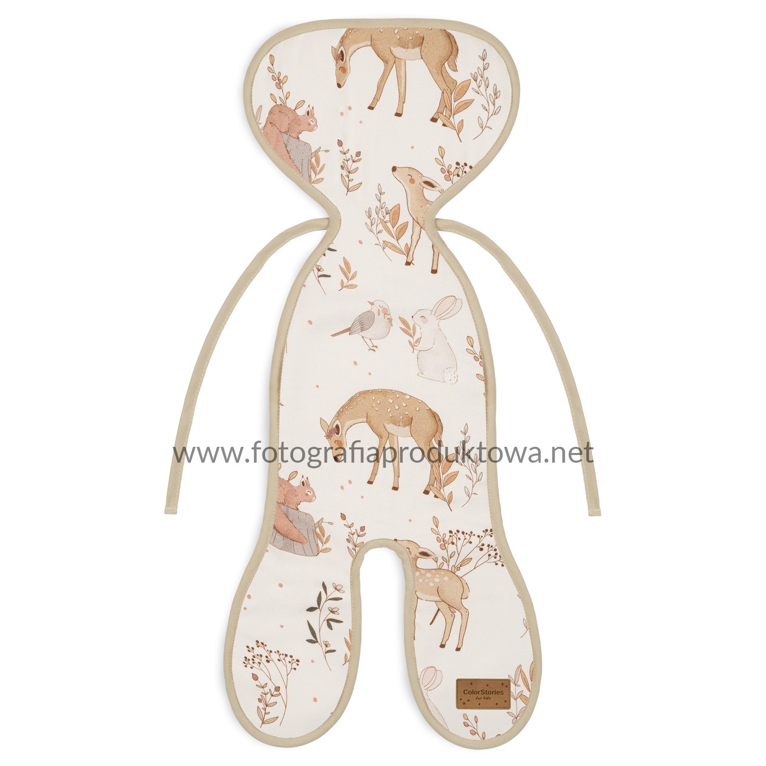 Podkładka do wózka w kształcie misia, z motywem leśnych zwierząt i roślin, uszyta z beżowej tkaniny. Idealna do sesji zdjęciowej.
