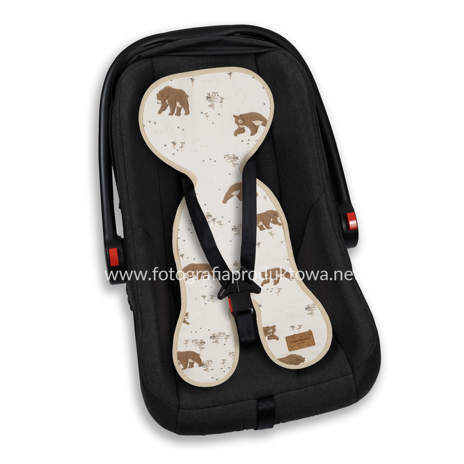 Fotografia produktowa: czarny fotelik samochodowy z wkładką w kształcie misia na jasnym tle, prezentacja produktu z widocznym logo ColorStories.