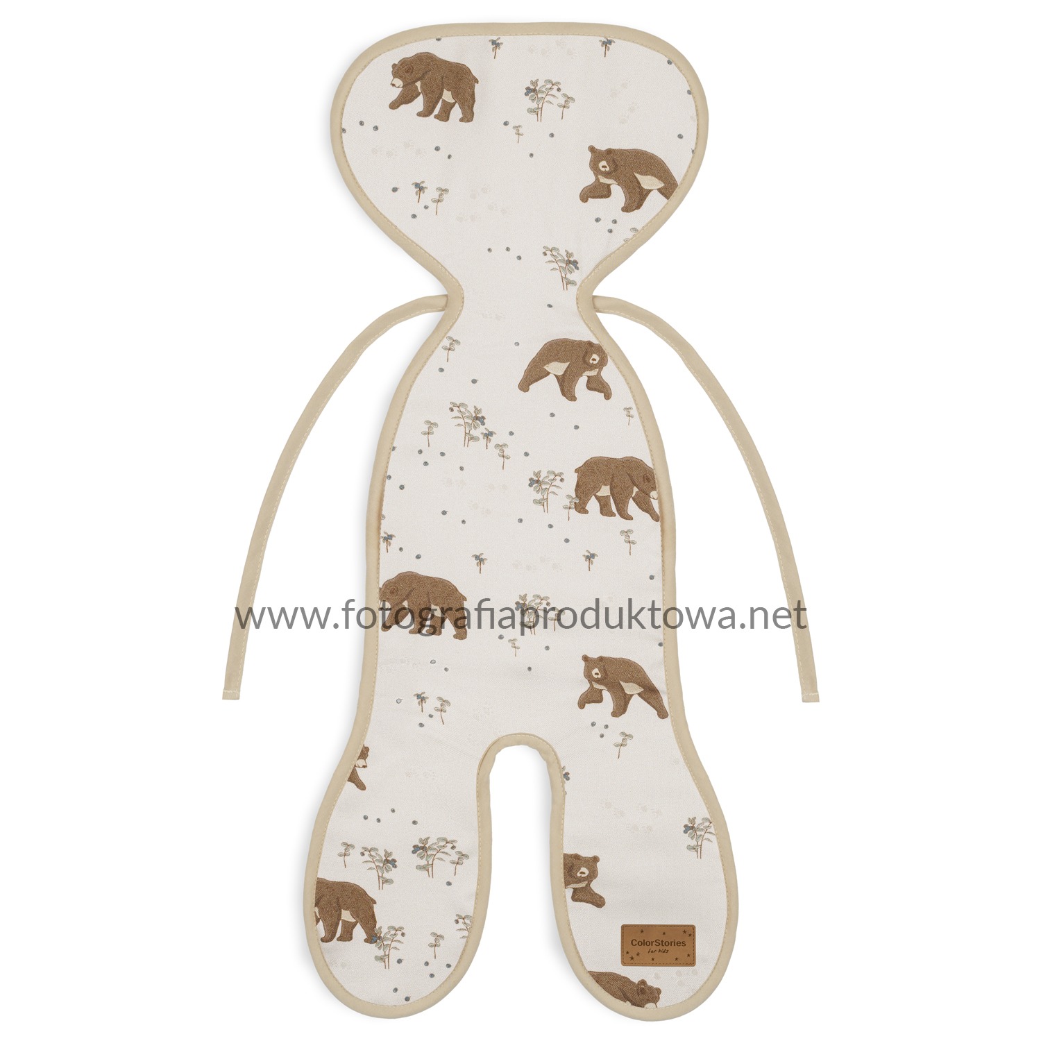 Beżowa wkładka do wózka w kształcie misia z brązowymi niedźwiadkami i kwiatkami, wykończona lamówką. Delikatny wzór, produkt dla dzieci.