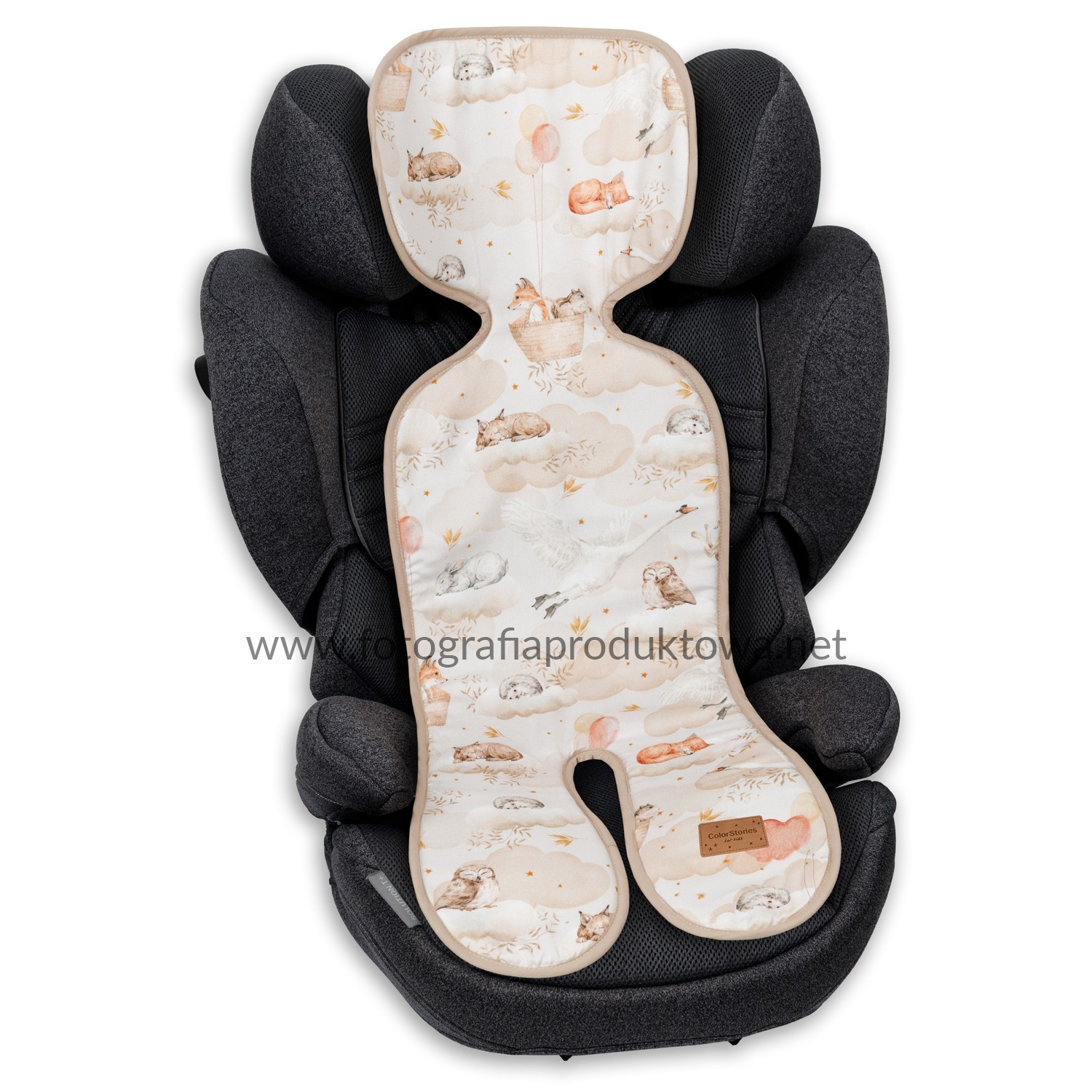 Wkładka do fotelika samochodowego z motywem zwierząt na chmurkach, umieszczona w ciemnoszarym foteliku. Delikatna kolorystyka, widoczne logo producenta.