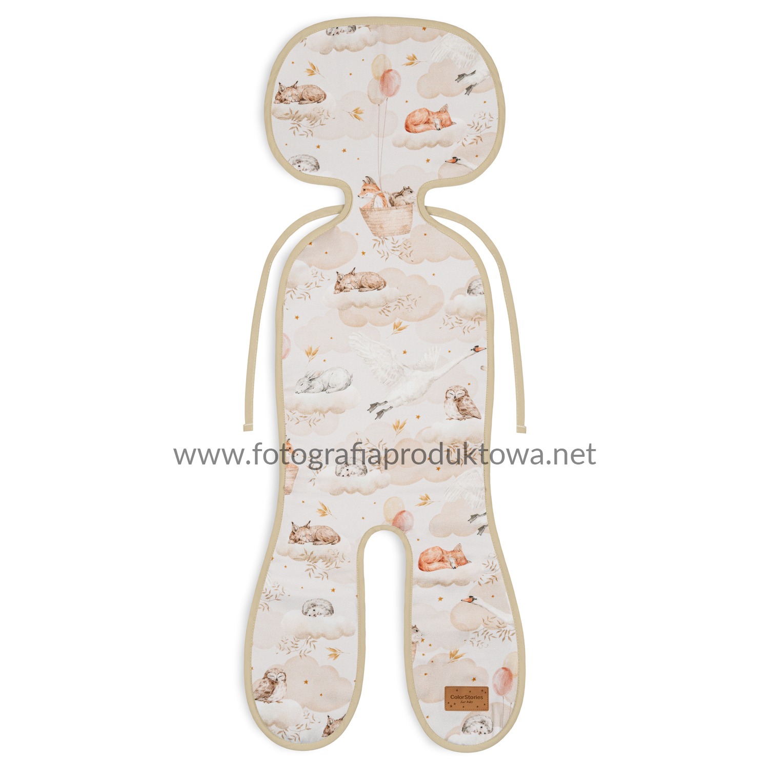 Wkładka do wózka dziecięcego z motywem zwierząt na tle chmur, utrzymana w pastelowej kolorystyce, z beżowym obramowaniem. Produkt sfotografowany na białym tle.