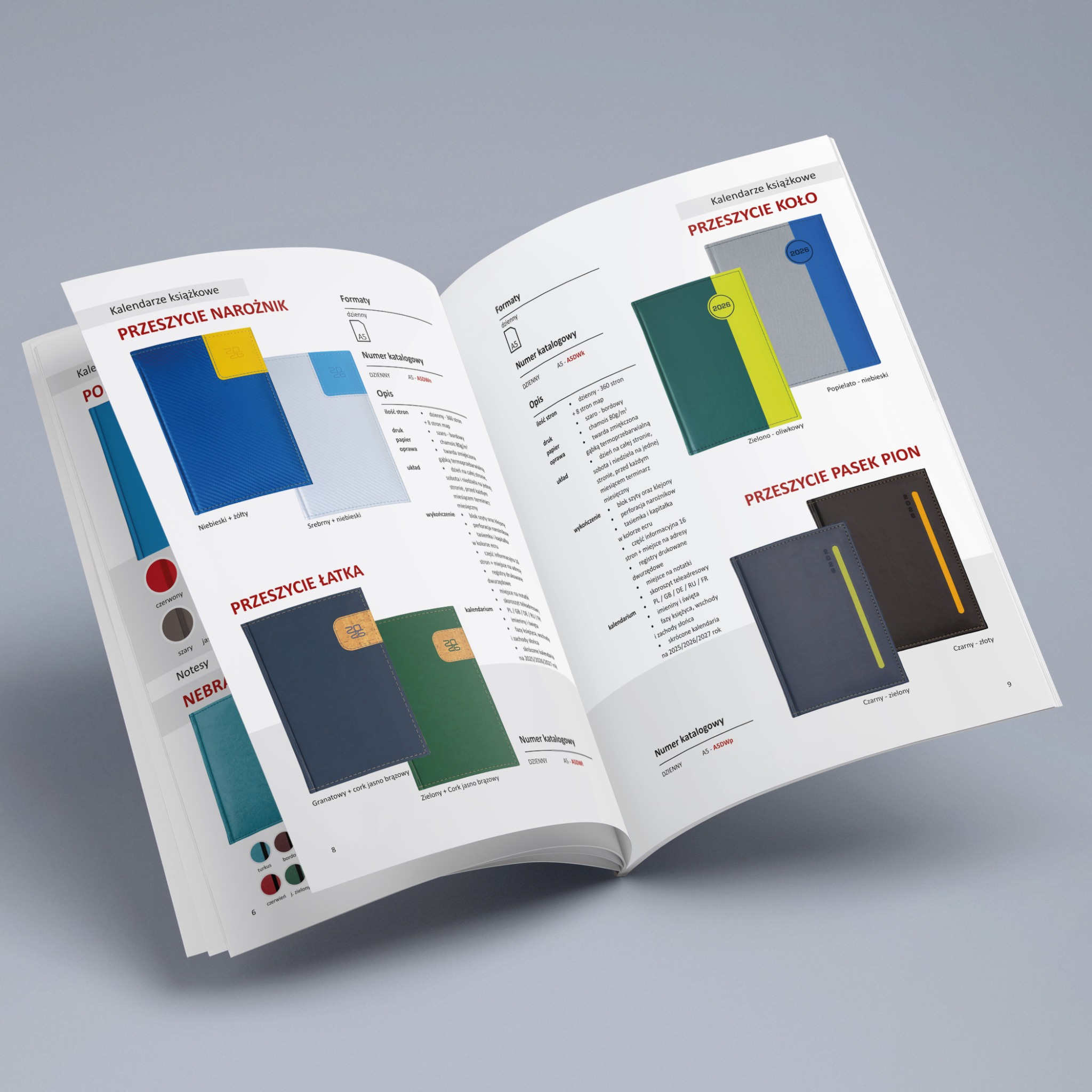 Otwarty katalog prezentujący kolekcję kalendarzy książkowych z różnymi wykończeniami, kolorami i detalami, w tym przeszycia, tłoczenia i układy wnętrza.