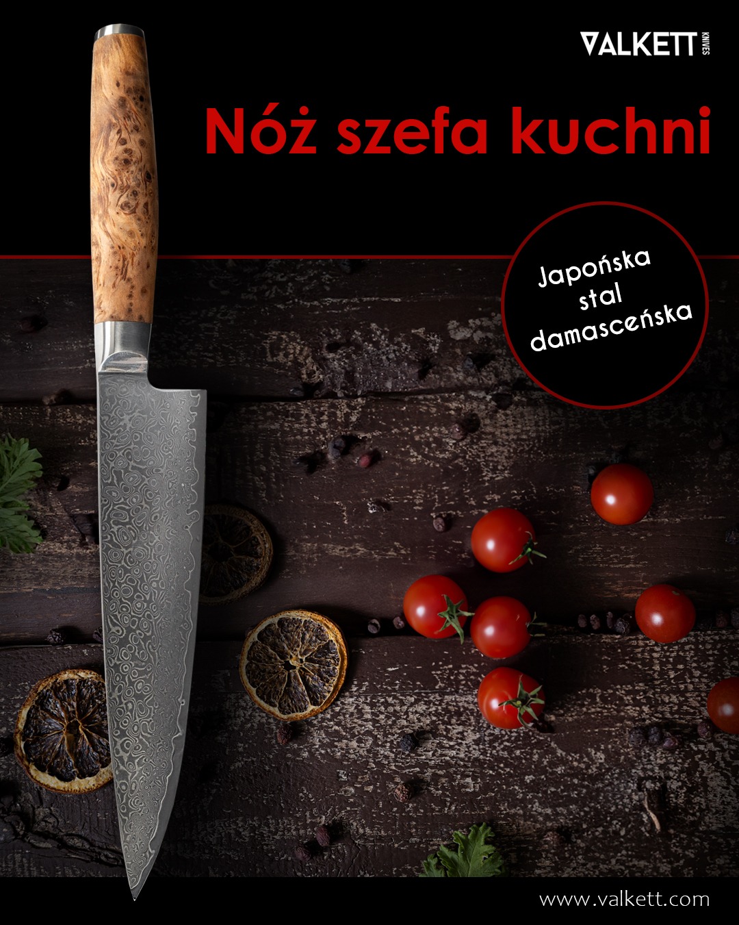Nóż szefa kuchni Valkett z japońskiej stali damasceńskiej, ułożony na ciemnym drewnianym tle z suszonymi pomarańczami i pomidorami koktajlowymi. Elegancka fotografia produktowa.