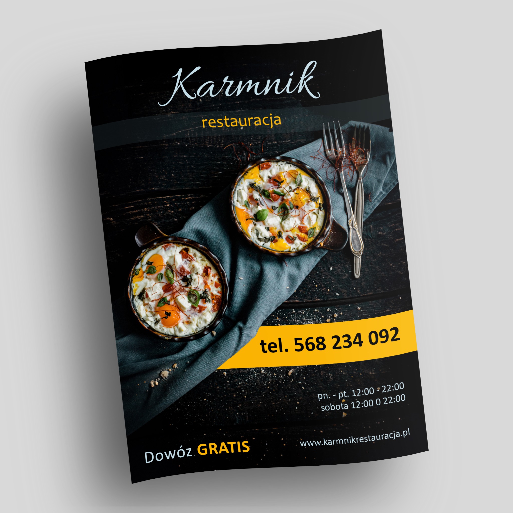 Ulotka restauracji Karmnik z dwoma patelniami jajecznicy na ciemnym tle, widelcami i żółtym paskiem z numerem telefonu. Druk na białym tle, lekko zagięta.