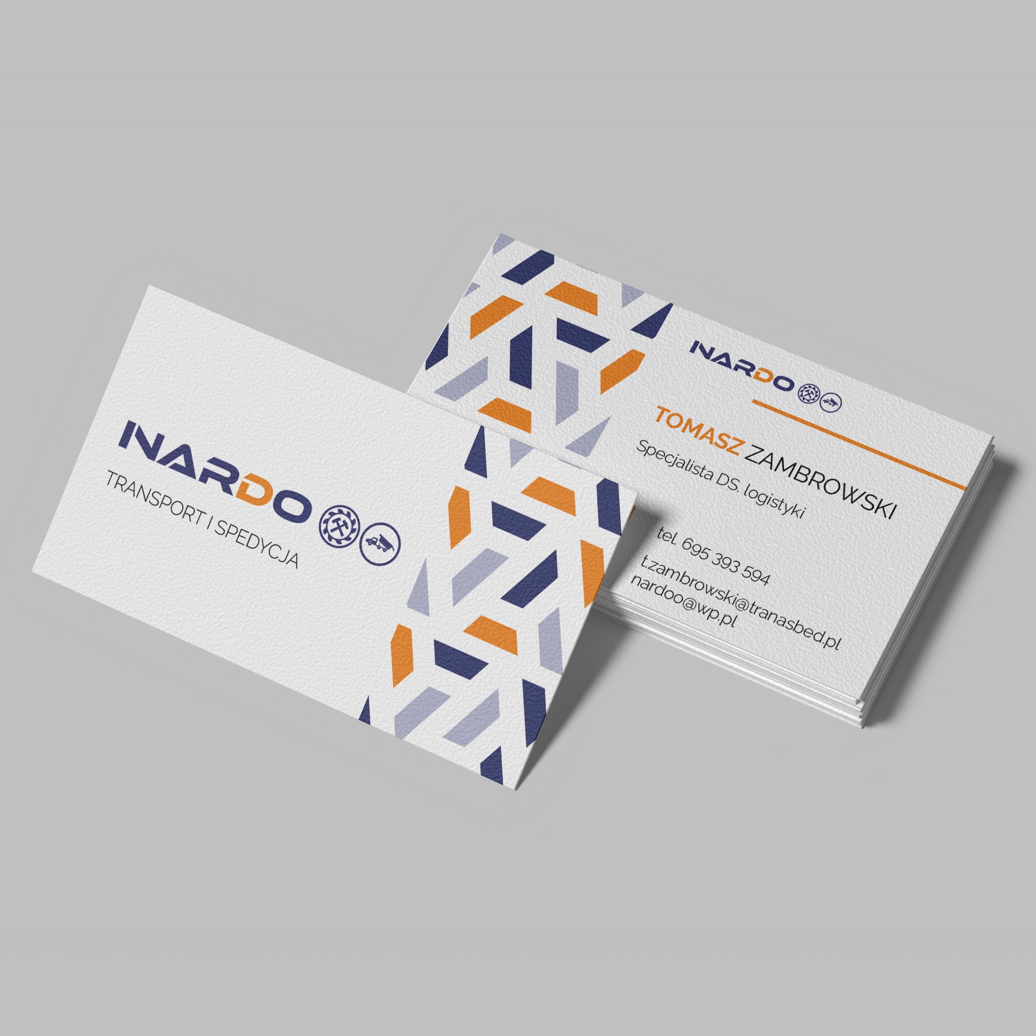 Stos wizytówek firmy transportowej Nardo, z geometrycznym wzorem w kolorach pomarańczowym i granatowym, na szarym tle. Widoczne dane kontaktowe i logo.