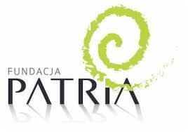 Logo Fundacji Patria z zielonym spiralnym symbolem i eleganckim, ciemnoszarym napisem z efektem odbicia.
