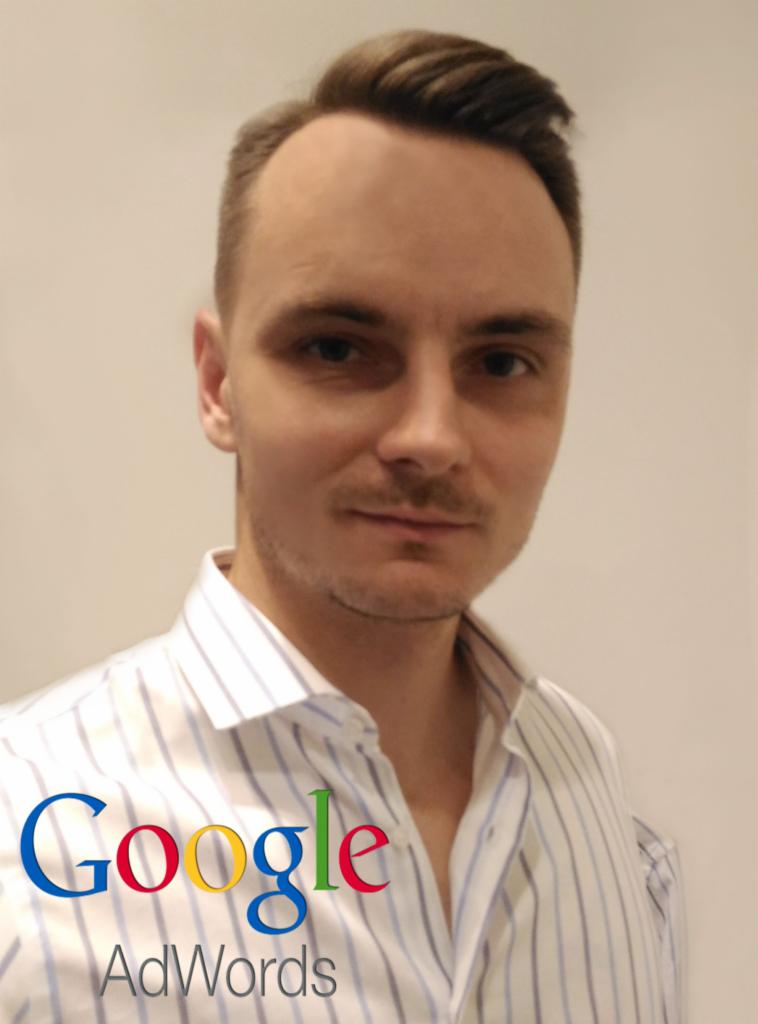 Portret mężczyzny w koszuli w paski z nałożonym logo Google Ads.