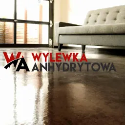 Błyszcząca, ciemna podłoga w nowoczesnym wnętrzu z szarą sofą i dużym oknem, nałożone logo w kolorach czerwonym i czarnym.