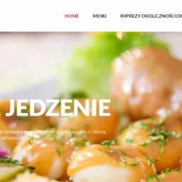 Strona internetowa restauracji Chata Rumcajsa z apetycznym zdjęciem dania głównego, widoczne menu, logo i przycisk 'Zobacz Menu'.