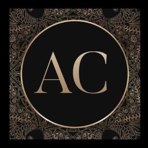 Logo z inicjałami AC w złotym okręgu na czarnym tle z ornamentacyjnym wzorem.