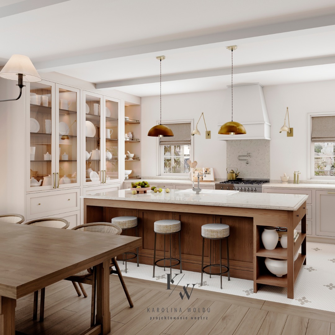 Jasna kuchnia z drewnianym stołem i wyspą, wiszące lampy w stylu retro, przeszklone szafki z porcelaną, biała mozaika na podłodze.