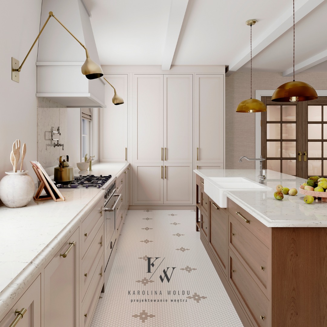Jasna kuchnia z drewnianą wyspą, białymi szafkami i złotymi akcentami, widok na dwuskrzydłowe drzwi z przeszkleniami i dekoracyjną podłogą z logo projektanta.