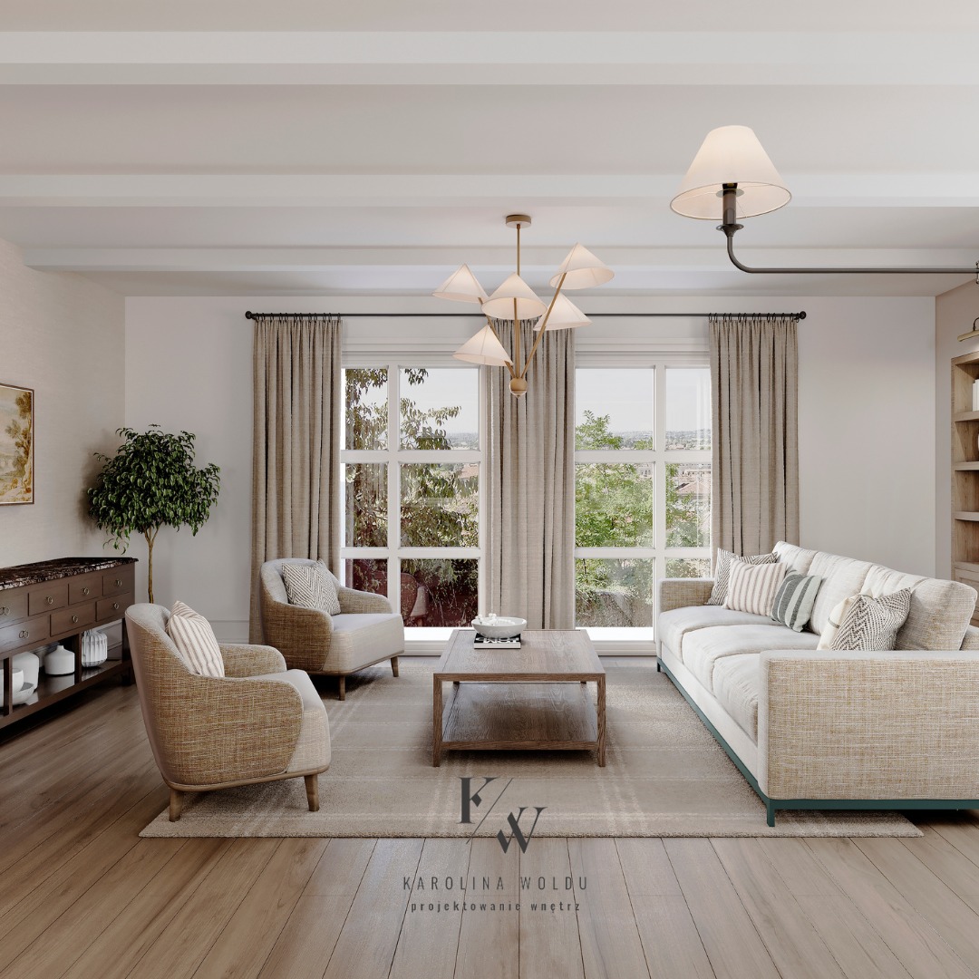 Jasny salon z drewnianą podłogą, beżowymi zasłonami, sofą z poduszkami, dwoma fotelami i stolikiem kawowym, oświetlony lampami wiszącymi i stojącą, z widokiem na zieleń za oknem.