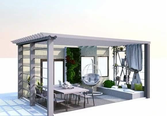 Wizualizacja zadaszonego tarasu z pergolą, wyposażonego w stół z krzesłami, wiszące krzesło, zieloną ścianę i zasłony.