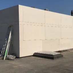 Stelaż drewniany i na to „płyta betonowa” finalnie wykończona płytką gipsową imitującą cegłę.