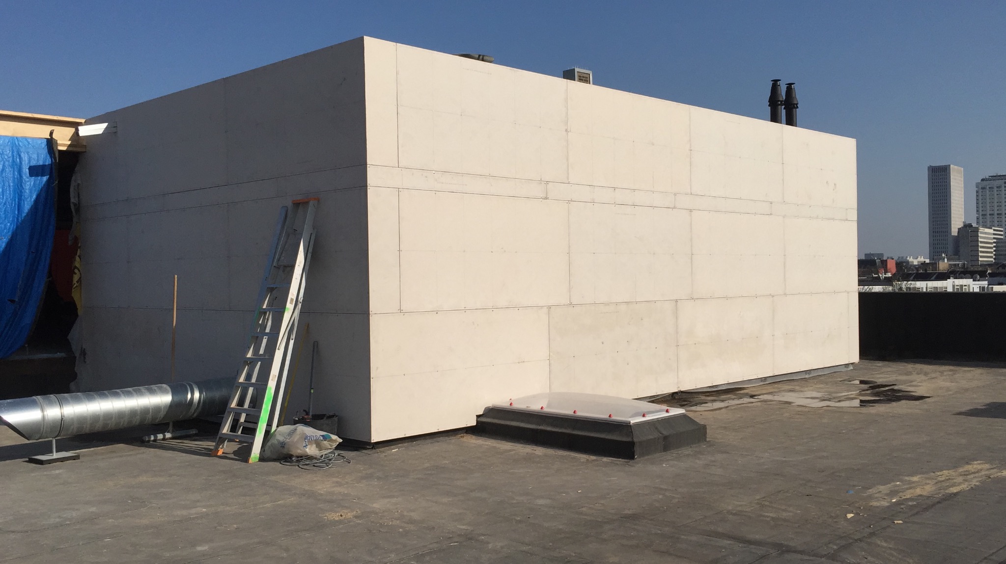 Stelaż drewniany i na to „płyta betonowa” finalnie wykończona płytką gipsową imitującą cegłę.