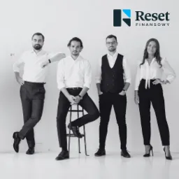 Czarno-białe zdjęcie portretowe zespołu 'Reset Finansowy' z logo firmy w tle. Mężczyźni w koszulach i spodniach, kobieta w bluzce i spodniach. Jeden siedzi na stołku.