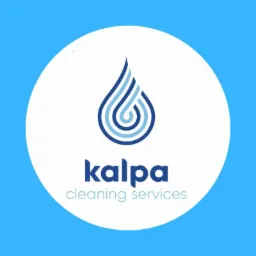 Logo firmy sprzątającej Kalpa Cleaning Services z motywem kropli wody w odcieniach niebieskiego na białym tle, całość umieszczona na jasnoniebieskim kwadracie.