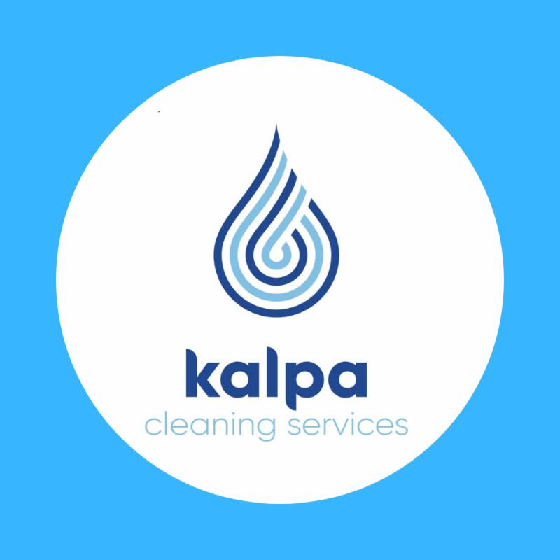 Logo firmy sprzątającej Kalpa Cleaning Services z motywem kropli wody w odcieniach niebieskiego na białym tle, całość umieszczona na jasnoniebieskim kwadracie.