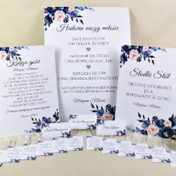 Komplet papeterii ślubnej z motywem akwarelowych kwiatów w odcieniach granatu i różu: zaproszenia, winietki z imionami gości, karta historii miłości, księga gości oraz karta słodkiego stołu.