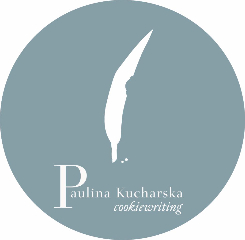 Logo z piórem i napisem Paulina Kucharska cookiewriting na szaro-błękitnym tle w okręgu.