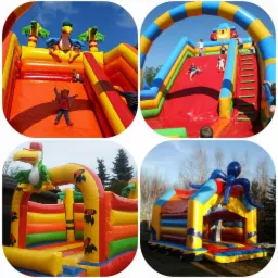 Kolaż przedstawiający cztery kolorowe, nadmuchiwane place zabaw dla dzieci, każdy z motywem zwierzęcym, ustawione na zewnątrz w słoneczny dzień, z dziećmi bawiącymi się na zjeżdżalniach.