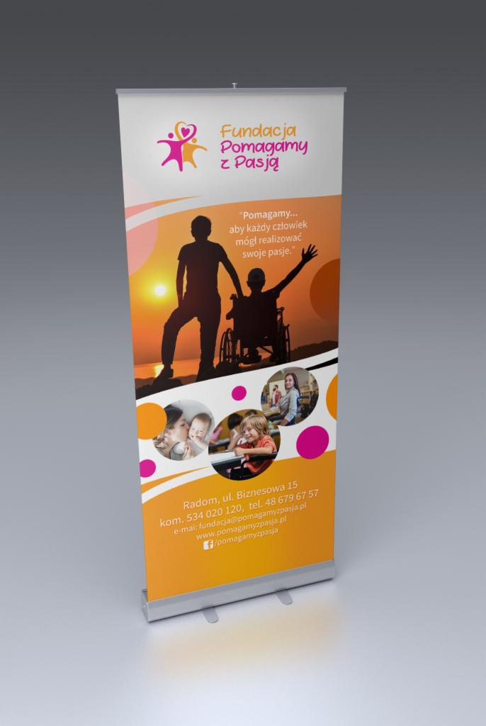 Roll-up reklamowy Fundacji Pomagamy z Pasją z sylwetkami osób na tle zachodzącego słońca i danymi kontaktowymi