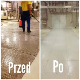 Porównanie powierzchni przemysłowej przed i po czyszczeniu: po lewej stronie widoczna brudna, mokra podłoga z metalowych płyt, po prawej czysta, sucha powierzchnia. Osoba w odzieży roboczej z lancą...