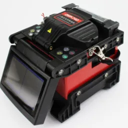 Spawarka światłowodowa DVP-740, czarno-czerwona, z otwartym ekranem i karabińczykiem, na białym tle.