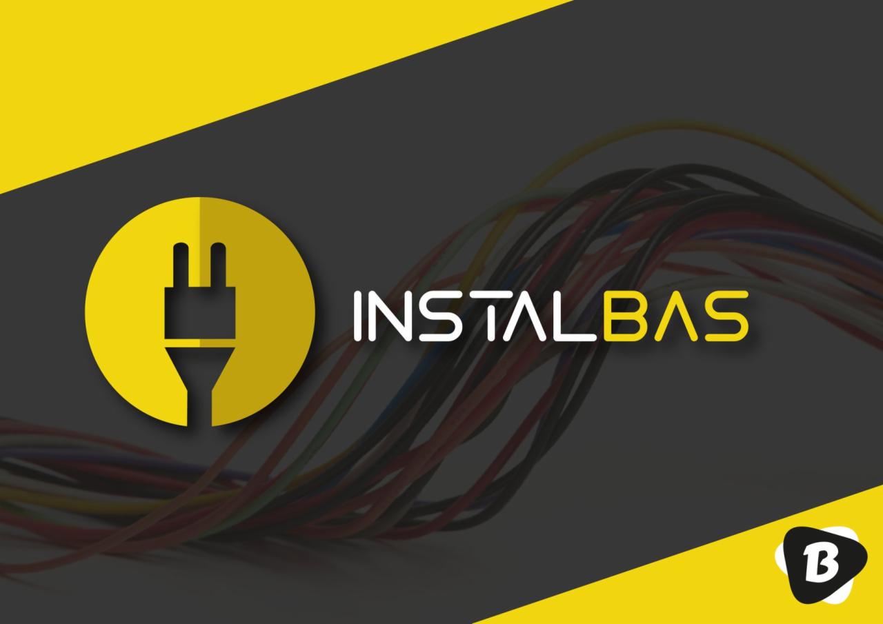 Logo firmy Instalbas z symbolem wtyczki w żółtym kółku, nazwą firmy i wiązką kolorowych kabli na szaro-żółtym tle.