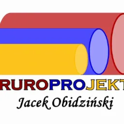 Logo firmy Ruroprojekt Jacek Obidziński z trzema kolorowymi cylindrami ułożonymi jeden na drugim: czerwonym, niebieskim i żółtym.