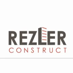 Logo firmy budowlanej REZLER CONSTRUCT z graficznym symbolem budynku z ukośnymi liniami.