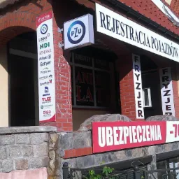 Budynek z szyldami firm ubezpieczeniowych, w tym PZU, z napisem 'Rejestracja Pojazdów' i informacją o 70% zniżce na ubezpieczenia.