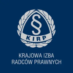 Logo Krajowej Izby Radców Prawnych (KIRP) z symbolem paragrafu otoczonym wieńcem laurowym na ciemnoniebieskim tle.