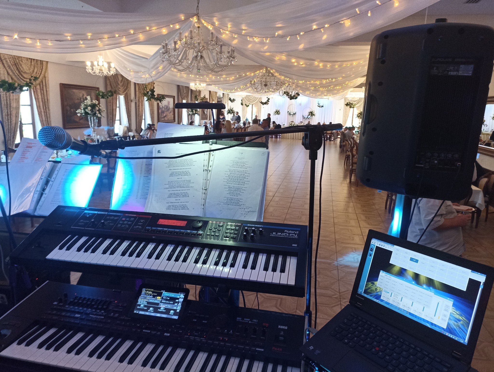 W oczekiwaniu na Parę młodą i gości.