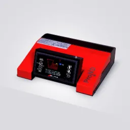 Czerwono-czarny panel sterowania pieca z wyświetlaczem i przyciskami funkcyjnymi, widoczny napis 'ProND' na boku obudowy, na jasnym tle.