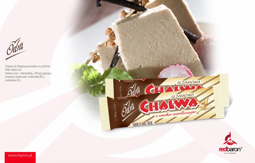 Zdjęcie produktu: kostki chałwy na białym talerzu z dekoracjami, obok dwa opakowania chałwy waniliowej marki Odra, z widocznym logo redbaron w prawym dolnym rogu.