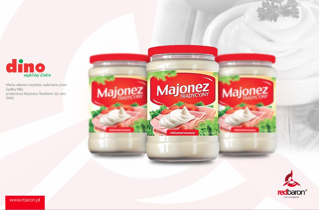 Trzy słoiki majonezu tradycyjnego marki Dino, produkowanego w Świdnicy, ustawione na białym tle z delikatnym wzorem. Widoczne logo Red Baron.