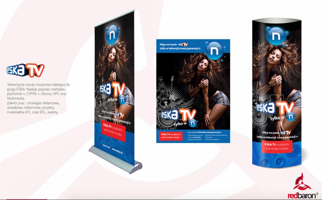 Roll-up reklamowy Eska TV, ulotka i plakat z wizerunkiem kobiety, elementami graficznymi i logo stacji.