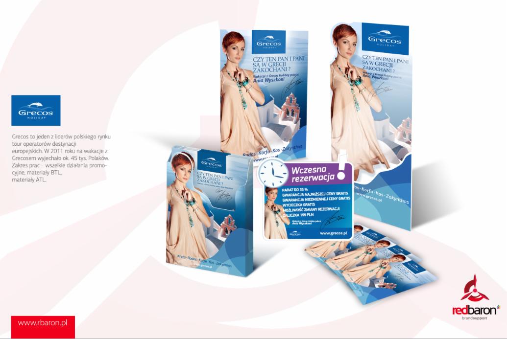 Materiały reklamowe biura podróży Grecos Holiday: ulotki, plakaty i pudełko z wizerunkiem kobiety na tle greckiej architektury i hasłem 'Czy ten Pan i Pani są w Grecji zakochani?', obok etykieta...