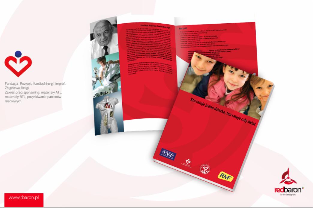 Rozłożona, czerwona broszura z wizerunkami dzieci i tekstem 'Kto ratuje jedno dziecko, ten ratuje cały świat' obok otwartej ulotki z informacjami o Fundacji Rozwoju Kardiochirurgii, logotypy TVP...