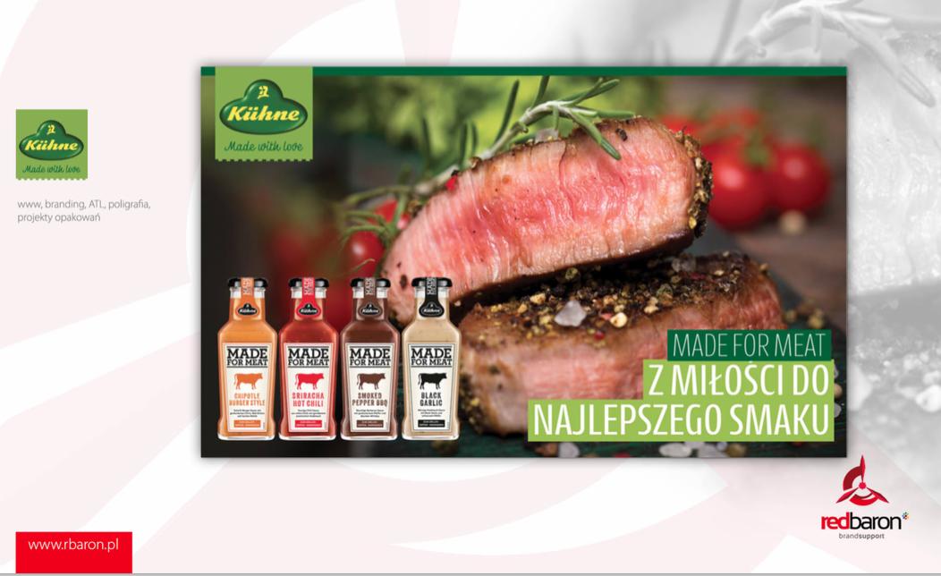 Grafika reklamowa marki Kühne prezentująca stek z przyprawami i sosy 'Made for Meat' w czterech smakach: Chipotle Burger Style, Sriracha Hot Chili, Smoked Pepper BBQ i Black Garlic.