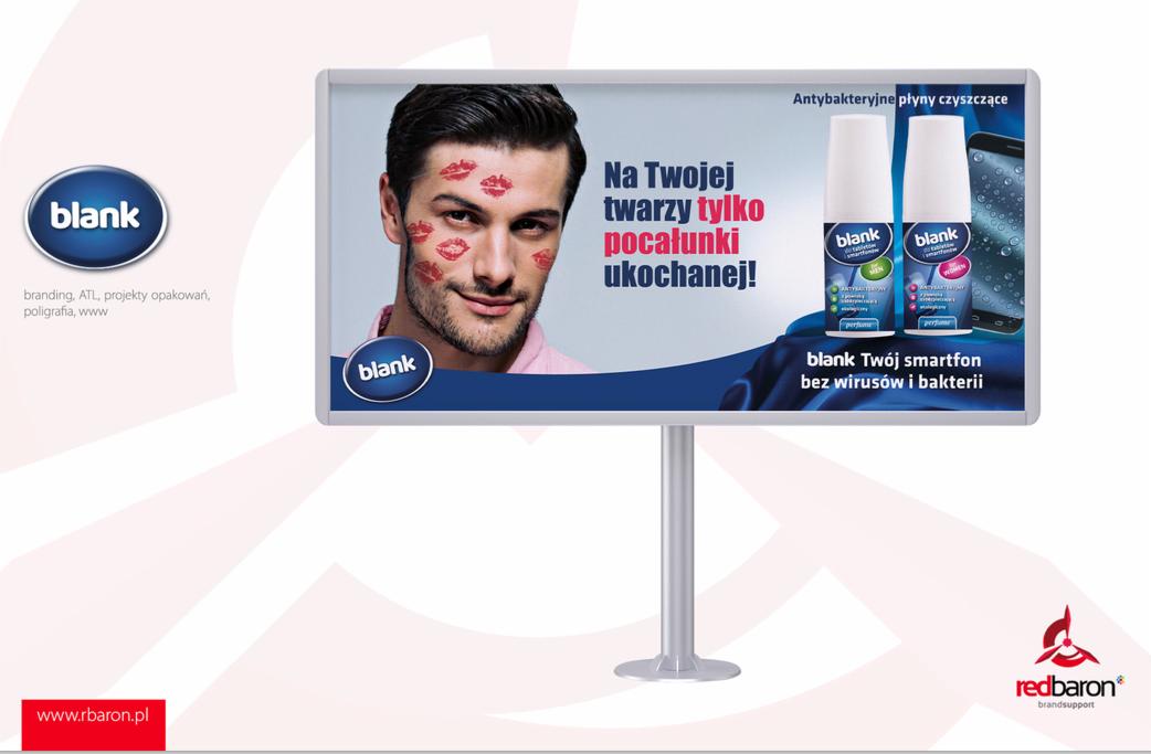 Billboard reklamowy z wizerunkiem mężczyzny z śladami pocałunków na twarzy, promujący antybakteryjny płyn do czyszczenia smartfonów marki Blank.