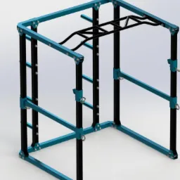 Wizualizacja 3D klatki do ćwiczeń siłowych z niebieskich i czarnych profili stalowych, z drążkiem do podciągania i regulowanymi uchwytami, na białym tle.