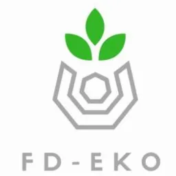 Szare logo FD-EKO z abstrakcyjnym symbolem sześciokąta i stylizowanymi zielonymi liśćmi wyrastającymi z góry.