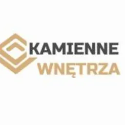 Logo firmy Kamienne Wnętrza z abstrakcyjnym motywem geometrycznym w kolorze beżowym, nazwa firmy w kolorze beżowym na białym tle.