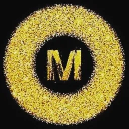 Złoty okrąg z brokatowym efektem otaczający literę 'M' na czarnym tle.