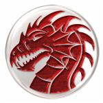 Czerwony, stylizowany wizerunek głowy smoka na białym, okrągłym tle, przypominający logo lub emblemat.