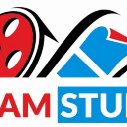 Logo firmy ELKAM STUDIO z motywem taśmy filmowej i stylizowanym symbolem kamery w kolorach czerwonym, niebieskim i czarnym.